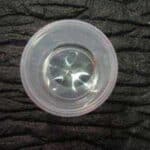 el recipiente plástico tiene un agujero circular en la tapa donde encastrar la maceta.