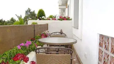 Mesas en pequeños balcones
