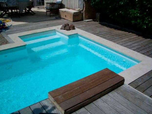 piscina con escalera
