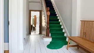 cesped artificial escaleras interiores