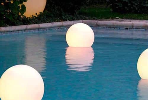 bolas luminosas que flotan en el agua