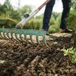Como elegir las mejores herramientas para trabajar la tierra del jardín o el huerto