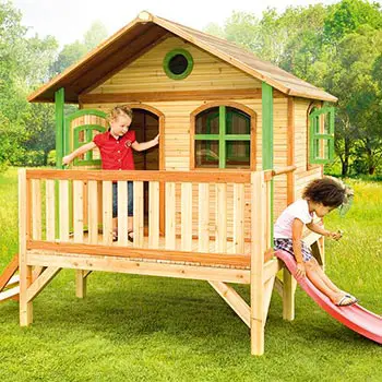 casita de madera para niños con terracita y pilotes